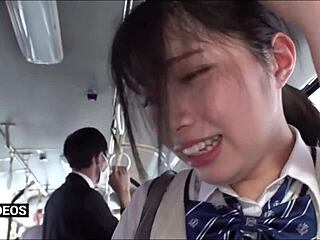 Beleza asiática recebe sua satisfação sexual em um ônibus japonês