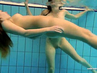 Лесбијски водени спортови са Катком и Кристи у базену
