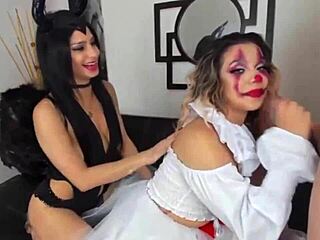 Лесбијске сестре уживају у Хеллоуин забави са сисањем пениса