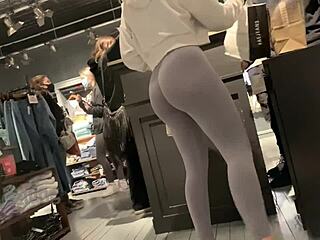 Gadis kulit putih yang seksi mengenakan legging memamerkan pantatnya yang sempurna