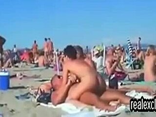 Oral og vaginal sex på stranden med rødhårede swingere