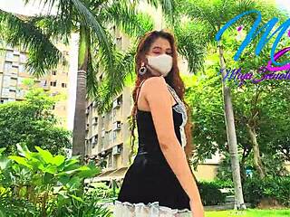 ビデオ2:フィリピンのモデル Miyu Sanoh がマンションの庭で歩いている間,ミニドレスを着てパンツを脱いで可愛いお尻を誇示しています