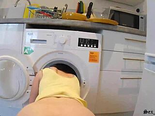 Тинејџерка са природним грудима спашена од машине за прање