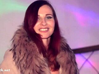 Jeny Smith muestra sus pechos naturales mientras se burla de un extraño en un club nocturno
