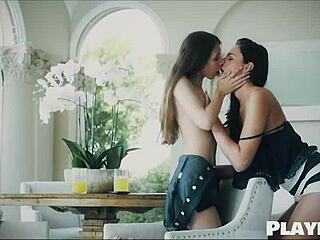 Para lesbijek lubi się całować i palcować w gorącym filmie