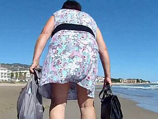 ผู้หญิงอ้วนใส่กางเกงชั้นในแยกในที่สาธารณะ