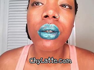 Veja-me usando um batom azul-azul delicioso e adorando meus lábios naturais neste vídeo POV quente