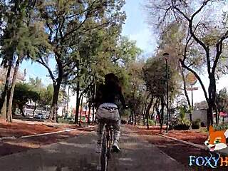 Uma mulher mexicana gostando de andar de bicicleta ao ar livre e exibindo seu pequeno traseiro