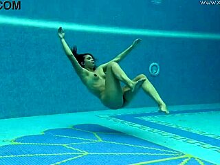 Incredibile corpo della sexy milf europea Sazan Cheharda in un video erotico subacqueo