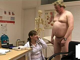 Ένας ερασιτέχνης ασθενής με μικρό πέος ταπεινώνεται και αυνανίζεται από μια νοσοκόμα με στολή