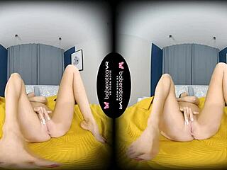 Porno realitas virtual menampilkan pirang menggoda dengan payudara kecil