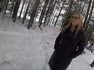 Une belle blonde se défonce dans la tempête de neige
