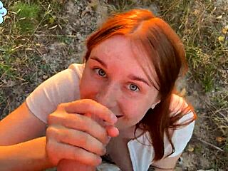 Uma garota russa faz um boquete descuidado em público depois de se expor perto da ferrovia