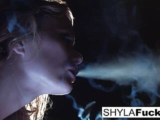 Fetysz palenia Shyli Stylez jest w pełni pokazany w tym solowym filmie