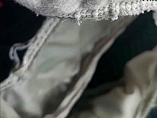 O marido inspeciona as calcinhas cobertas de sêmen no carro