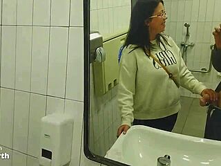 Pria tua dan wanita muda menikmati seks panas di toilet umum