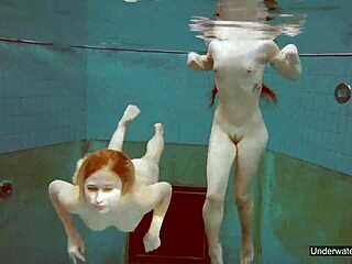 Две зашеметяващи момичета плуват в басейна и играят с телата си