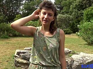 Fiatal francia lány Melany rosszkedvű lesz a szabadban egy nagy fekete fasszal