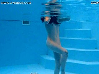 Busty flickvän Marfa visar upp sin tighta rumpa i poolen