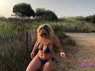 MILF italiana con grandes tetas y un buen culo es follada en la playa