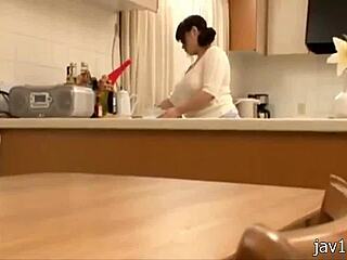 Ibu rumah tangga berpayudara besar memasak beberapa kesenangan Jepang