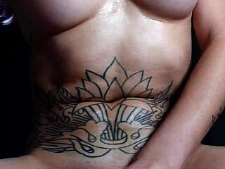 Trans tatuate con performance di sborrata esplosiva