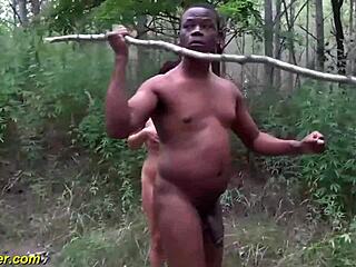 Africký muž s veľkým penisom hladí chlpatú zrelú ženu