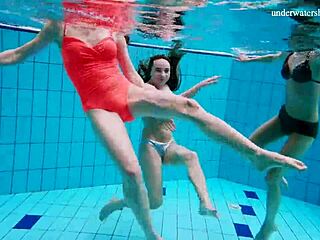 Tri krásne dievčatá si užívajú plávanie a erotickú zábavu v bazéne