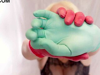 Секси плавуша у рукавицама од нитрила и игра улога пацијента са фетишом хране