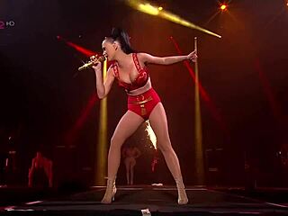 Katy Perrys haciendo un show en vivo con un toque provocativo