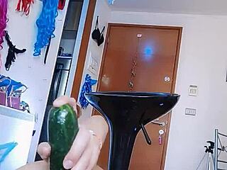 Amatör asiatisk tar på sig stor gurka i satin silkesscarves anal