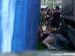 Egy Hooters lány nyilvános szexet folytat egy koncert közben