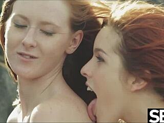 To attraktive rødhårede engagerer sig i lidenskabelig lesbisk aktivitet udendørs på stranden