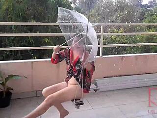 Μια νοικοκυρά επιδίδεται σε κούνια χωρίς εσώρουχα αναζητώντας καταφύγιο κάτω από μια ομπρέλα σε ένα κλασικό βίντεο πλήρους μήκους
