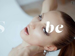Den fantastiska modellen Jolie Webb visar upp sin sensuella skicklighet på kameran - exceptionellt erotiskt