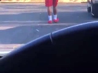 Um homem faz sexo com um homem de calções vermelhos
