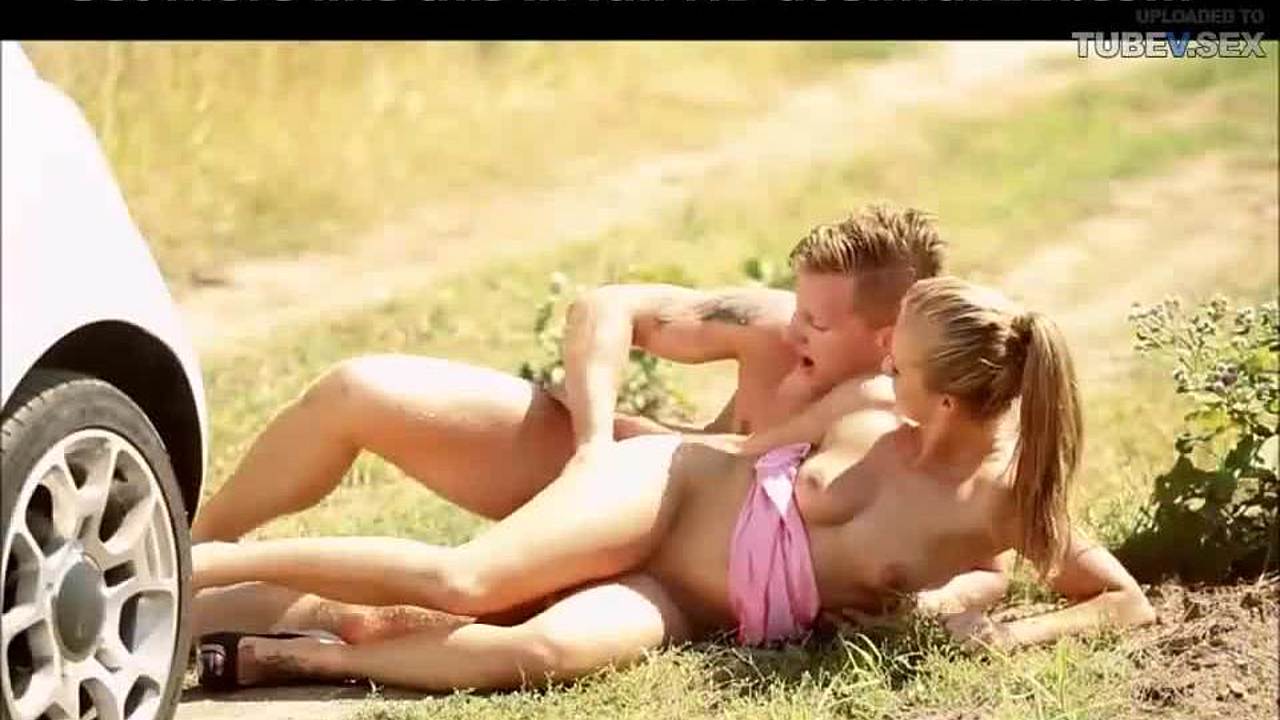 Et vakkert par nyter utendørs sex i HD-video bilde