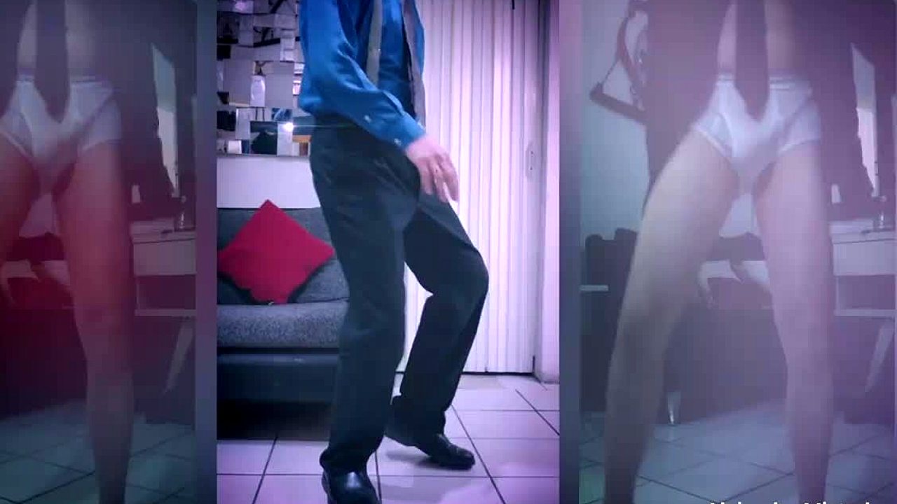 Forførende latinofar i jakkesæt driller og afslører sin pik i denne hjemmelavede pornovideo Foto billede