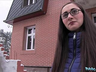 Venäläinen amatööri, jolla on silmälasit, joutuu julkisen agentin kyytiin ja harrastamaan seksiä
