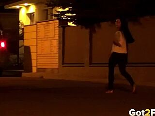 Video porno HD con una ragazza europea che fa pipì in pubblico
