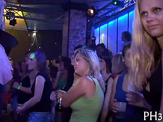 Ноћни клуб пун напаљених стриптизерки и проститутки уживају у међурасном плесу