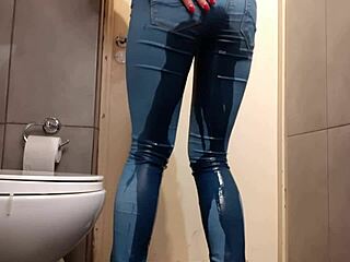 Samenstelling van fetisjmeisjes die mijn jeans en hoge hakken nat maken