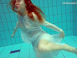 Diana Zelenkina, o pornostar rusă, devine sălbatică în piscină