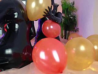 Η κυρία MILF με latex catsuit απολαμβάνει την φετιχιστική διασκέδαση με αερόστατο