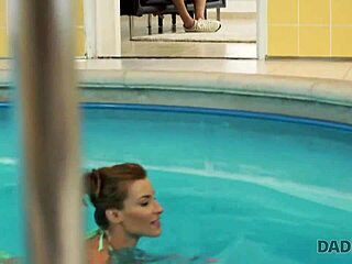 Victoria Daniels fra Daddy4ks nyder at svømme i en stor pool, mens hun sutter på en ældre mands fallus