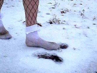 Pantofi cu tocuri înalte și șosete cu ciorapi într-o sesiune de fetiș în zăpadă