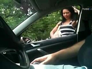 En amatørprostituert gir en fantastisk blowjob i bilen