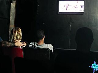 Un barbat cu o sotie isi duce sotia la un film porno pentru un trio salbatic cu straini