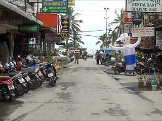 Rdeča luč v Bangkoku: Tajski turisti se srečujejo na ulici