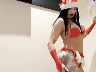 Brazilian Milf Bianca Naldy Takes Santa Claus' Dick in Her Ass for Christmas